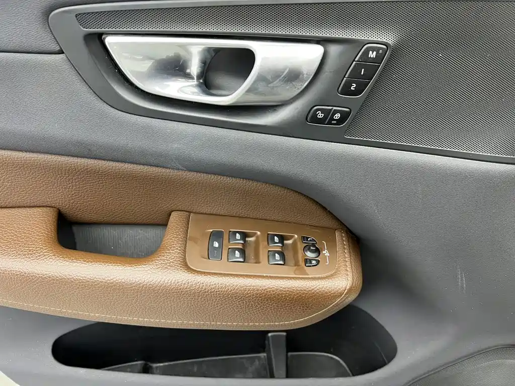 Volvo XC60 — фото 14