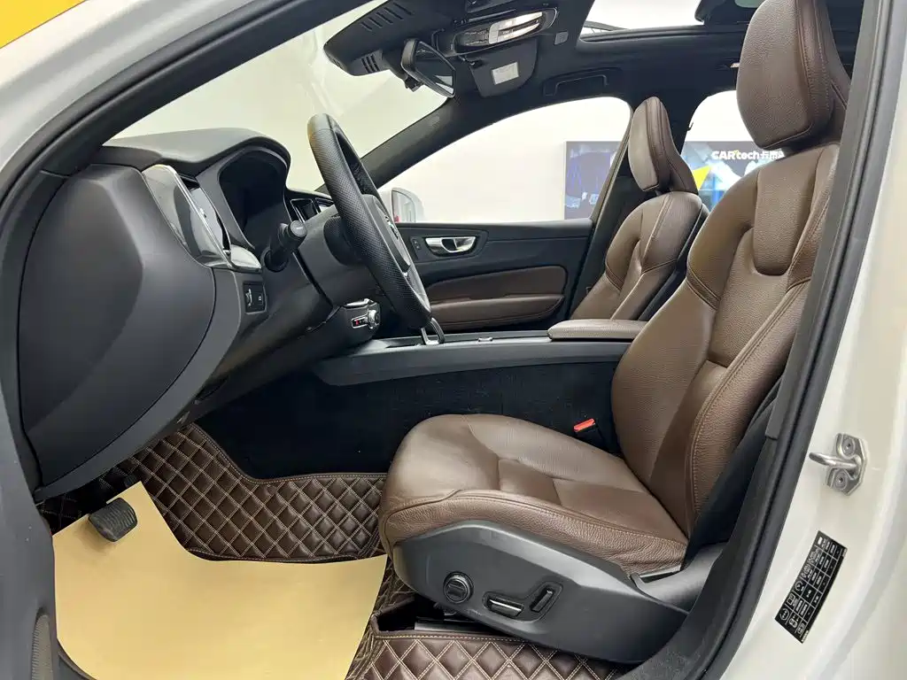 Volvo XC60 — фото 15