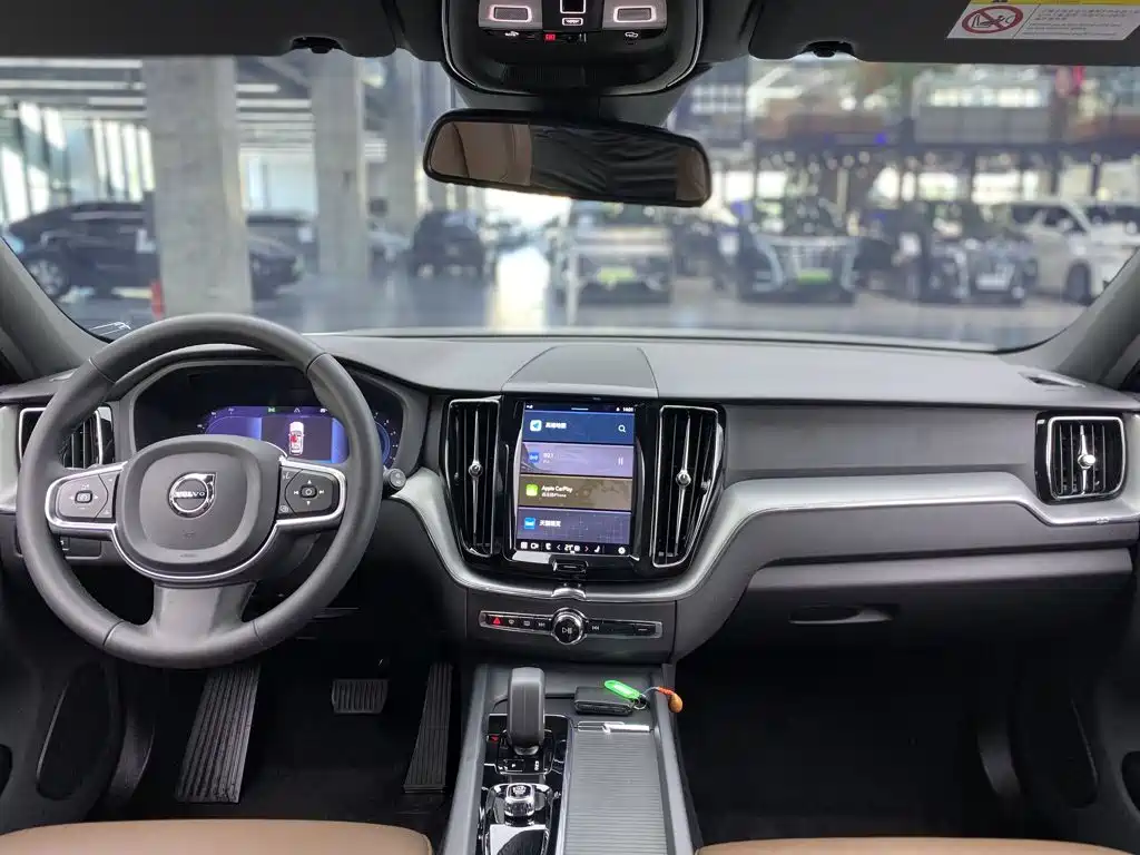 Volvo XC60 — фото 15