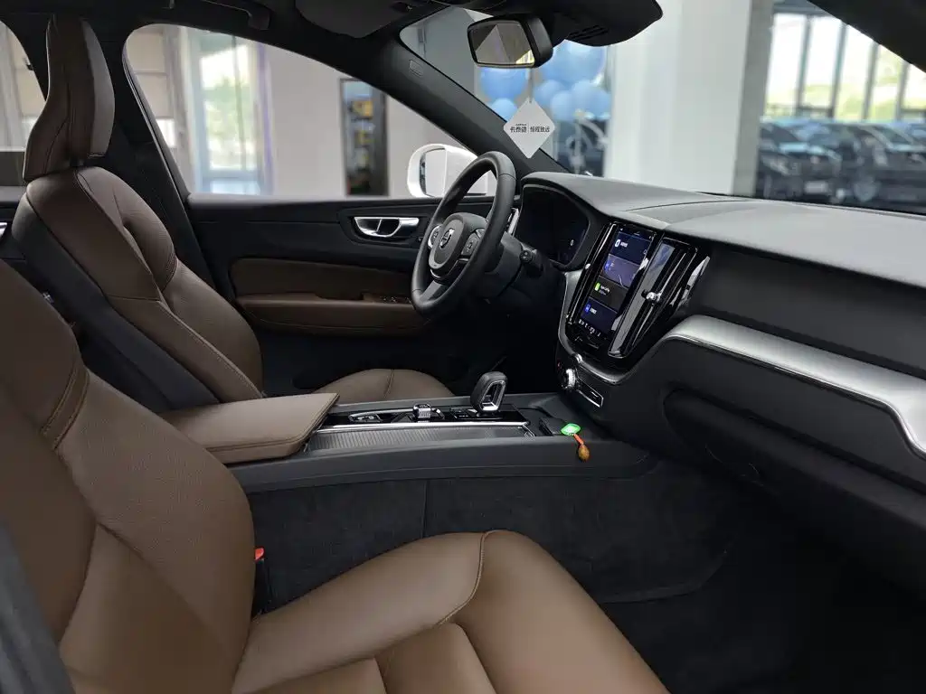 Volvo XC60 — фото 17