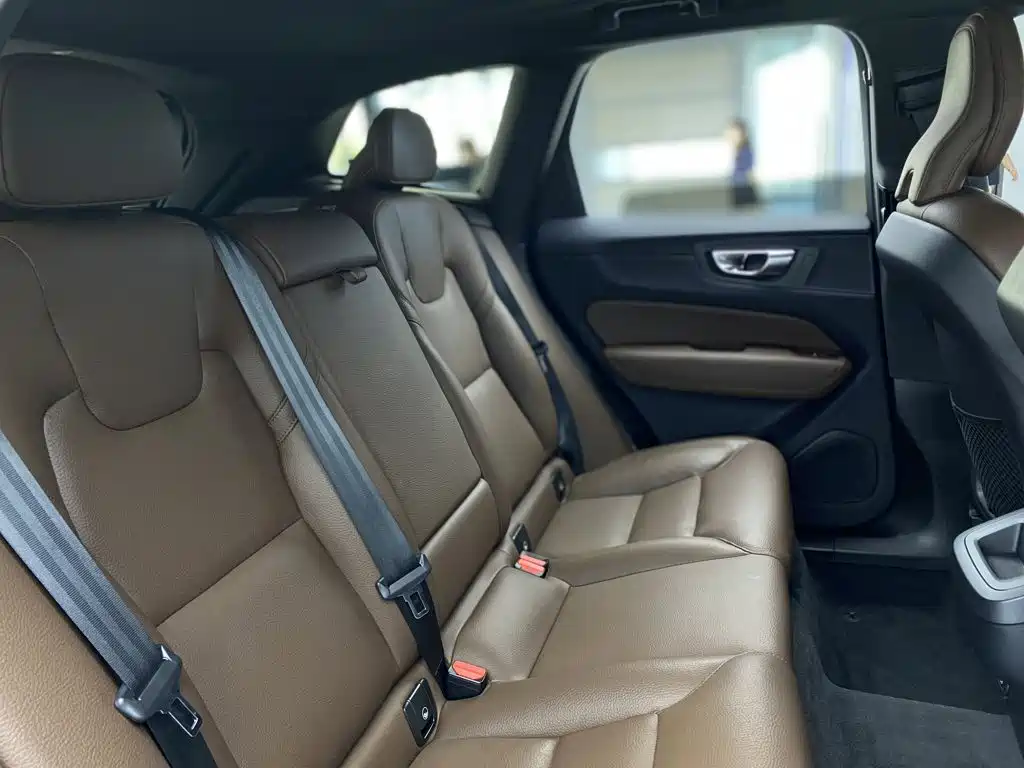 Volvo XC60 — фото 18