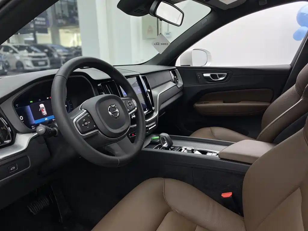 Volvo XC60 — фото 25