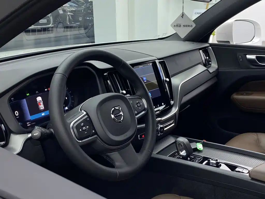 Volvo XC60 — фото 26