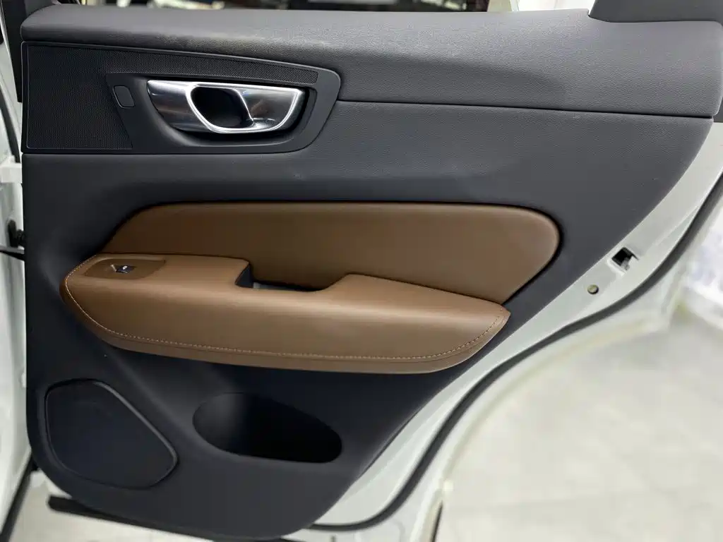 Volvo XC60 — фото 29