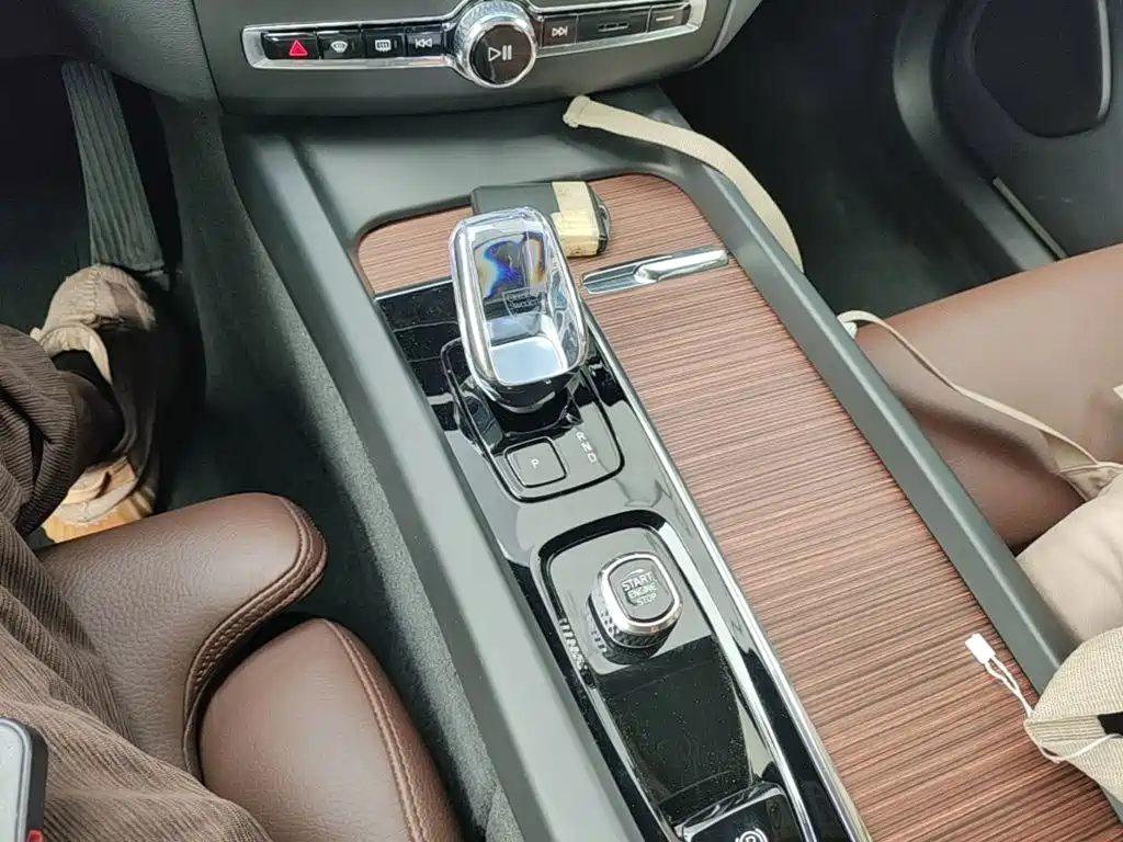 Volvo XC60 — фото 13