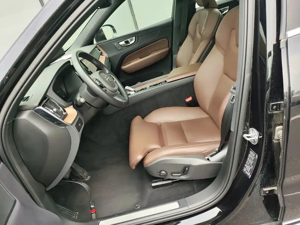 Volvo XC60 — фото 14