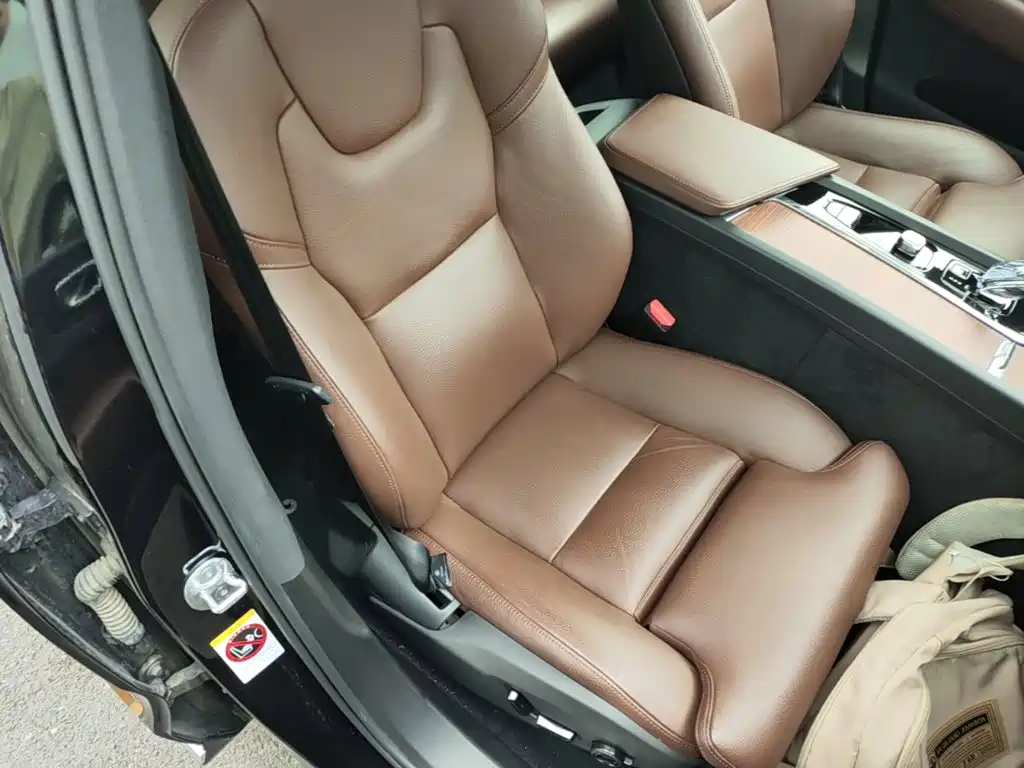 Volvo XC60 — фото 24