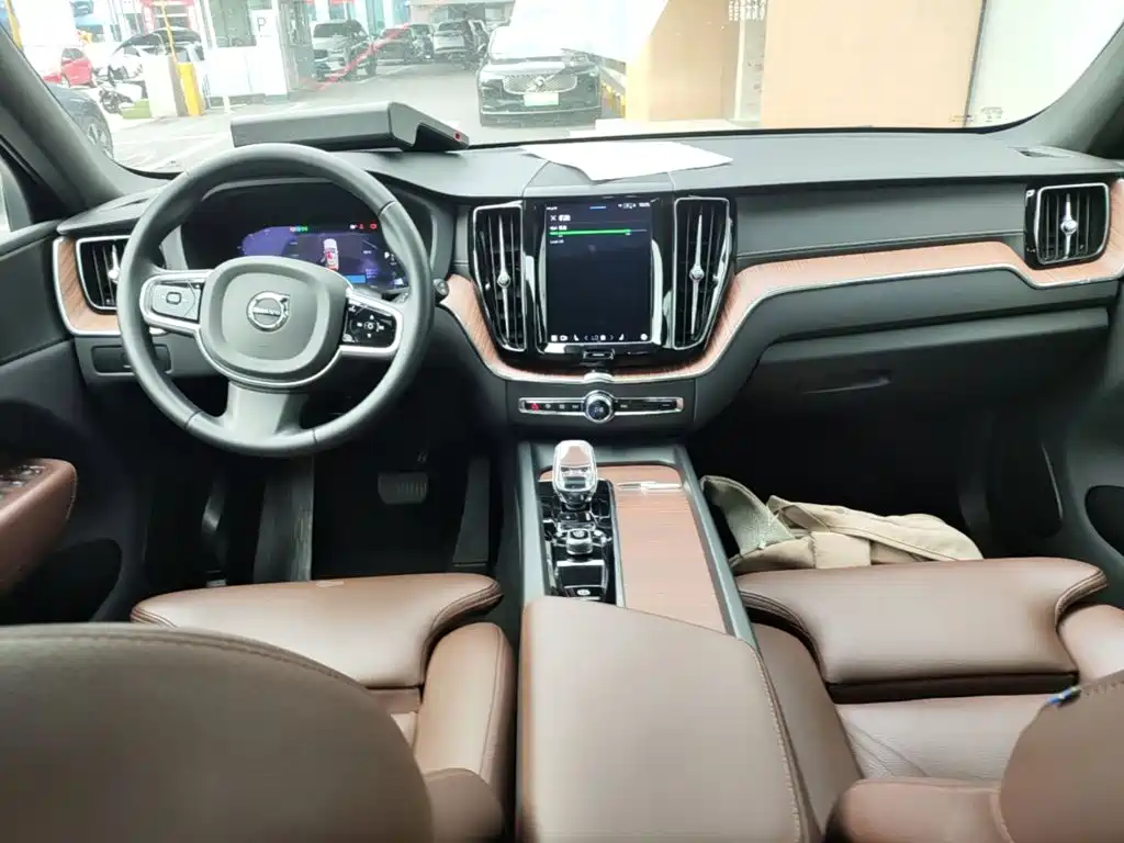 Volvo XC60 — фото 9