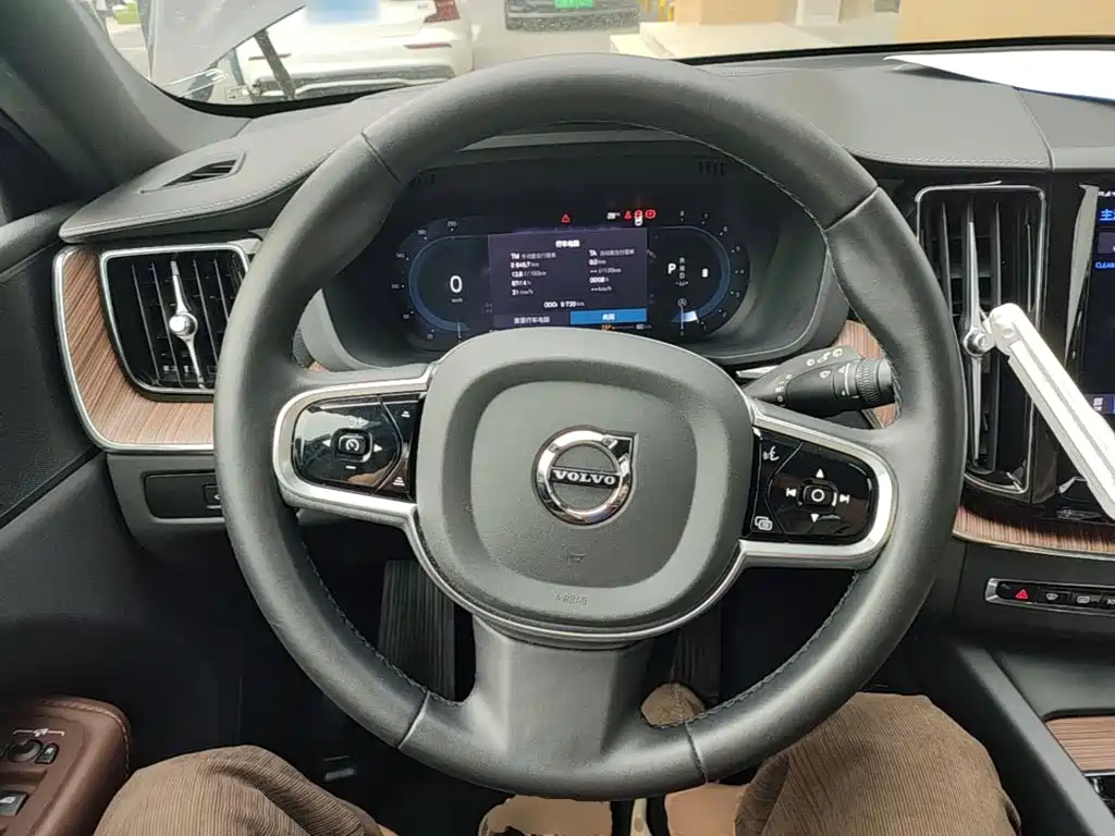Volvo XC60 — фото 10