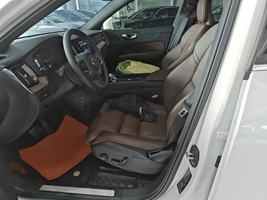 Volvo XC60 — фото 14