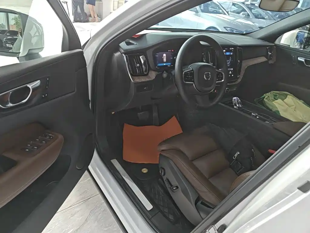 Volvo XC60 — фото 15