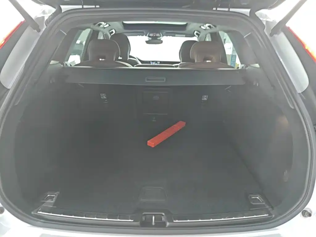 Volvo XC60 — фото 18