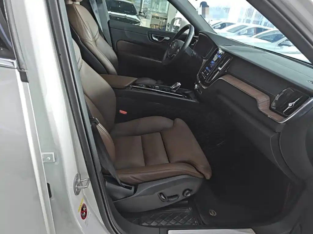 Volvo XC60 — фото 24