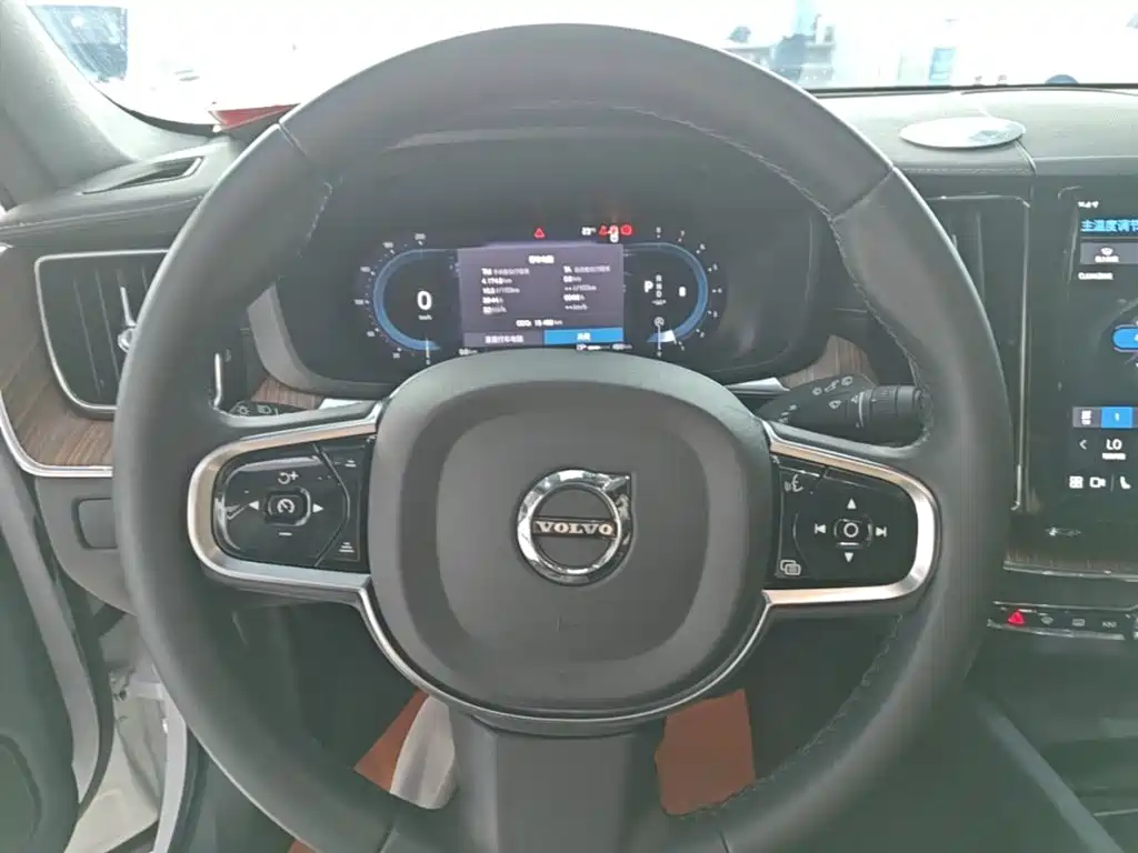 Volvo XC60 — фото 10