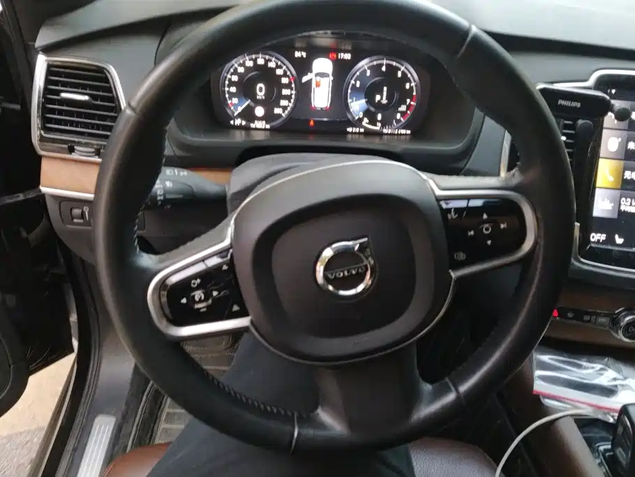 Volvo XC90 — фото 15