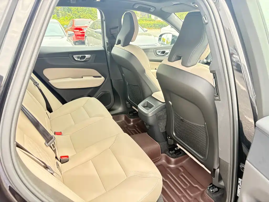 Volvo XC60 — фото 10