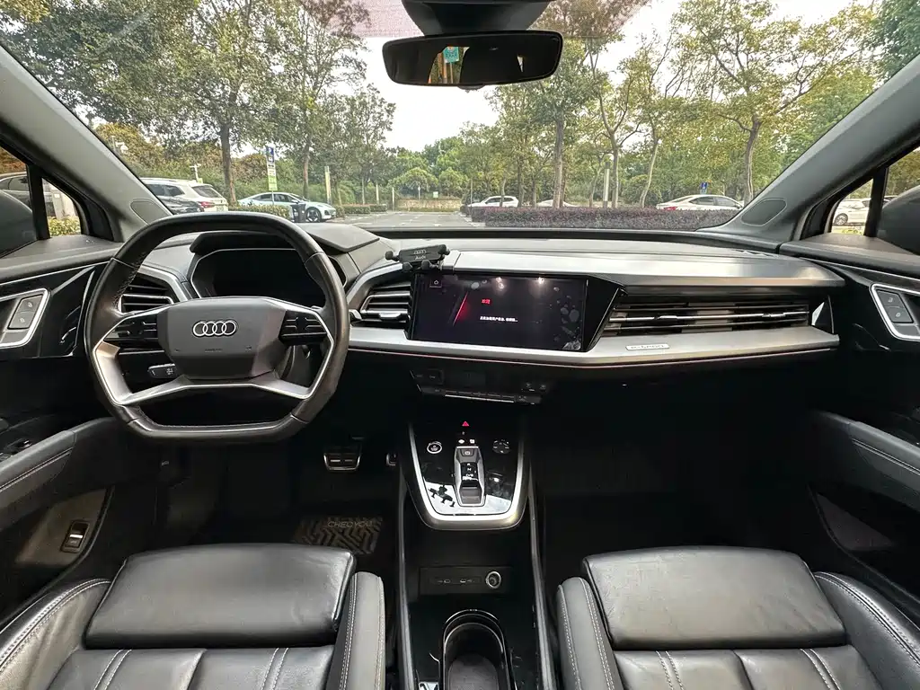 Audi Q4 e-tron — фото 14