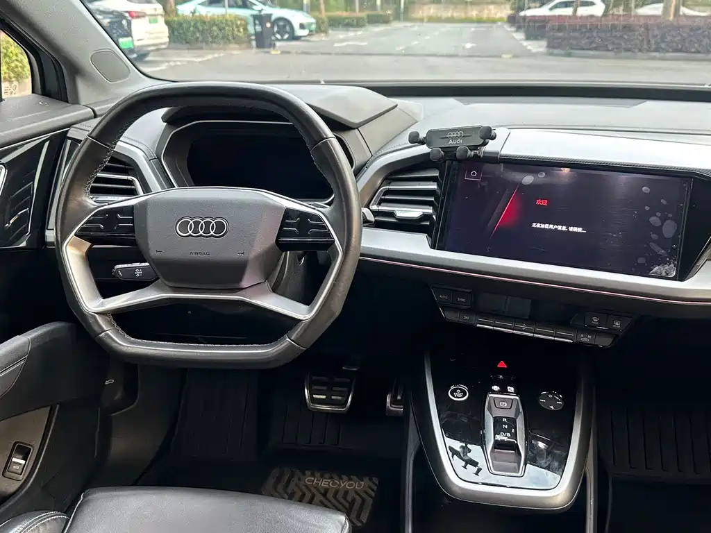 Audi Q4 e-tron — фото 15