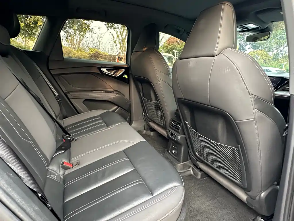 Audi Q4 e-tron — фото 17