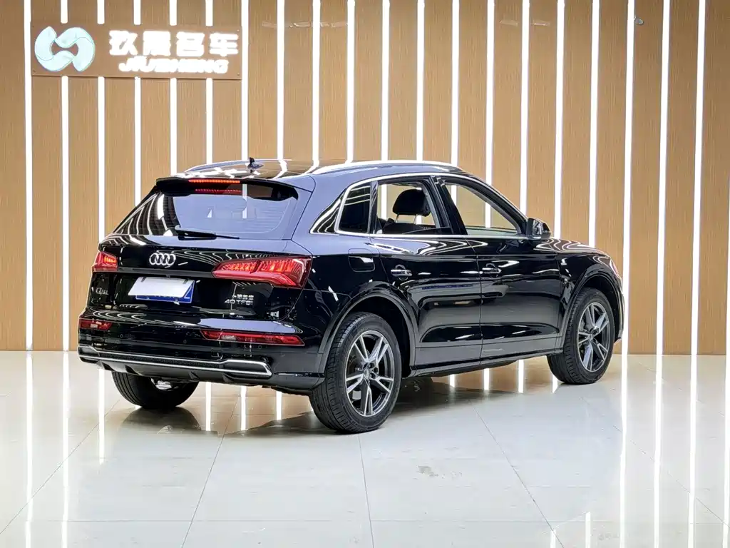 Audi Q5L — фото 5