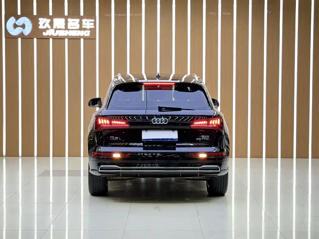 Audi Q5L — фото 6