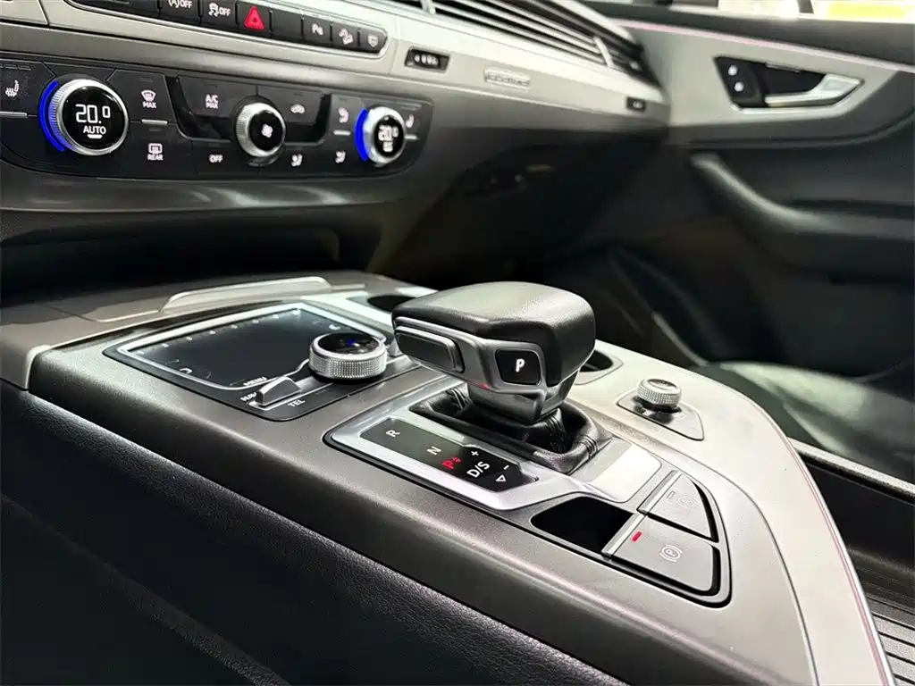 Audi Q7 — фото 11