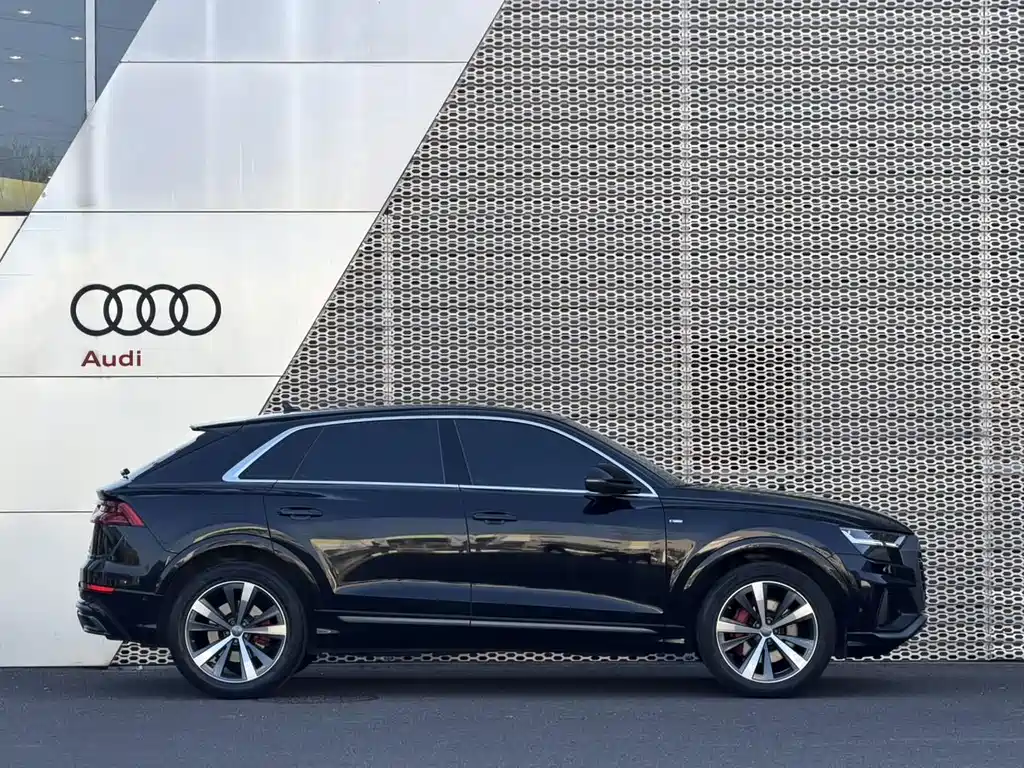 Audi Q8 — фото 6