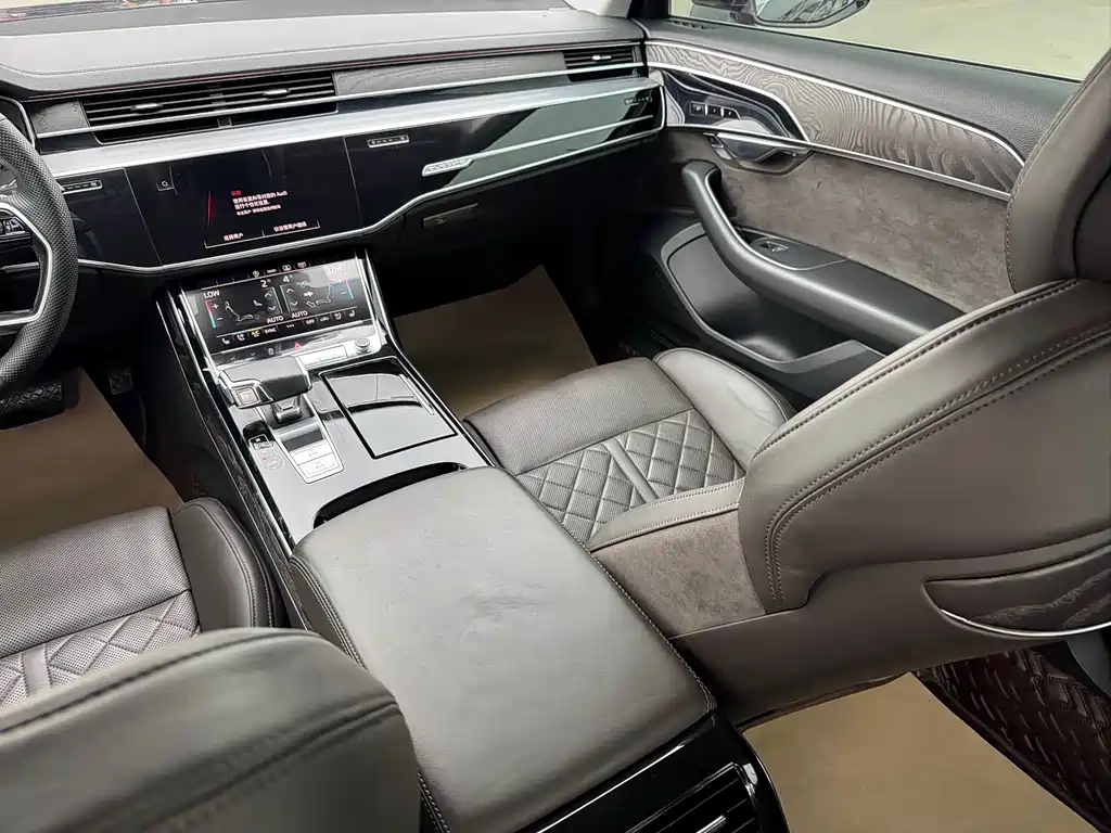 Audi A8 — фото 17
