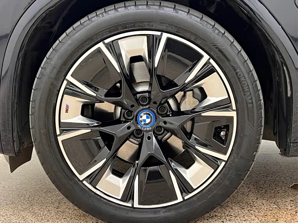 BMW iX3 — фото 10