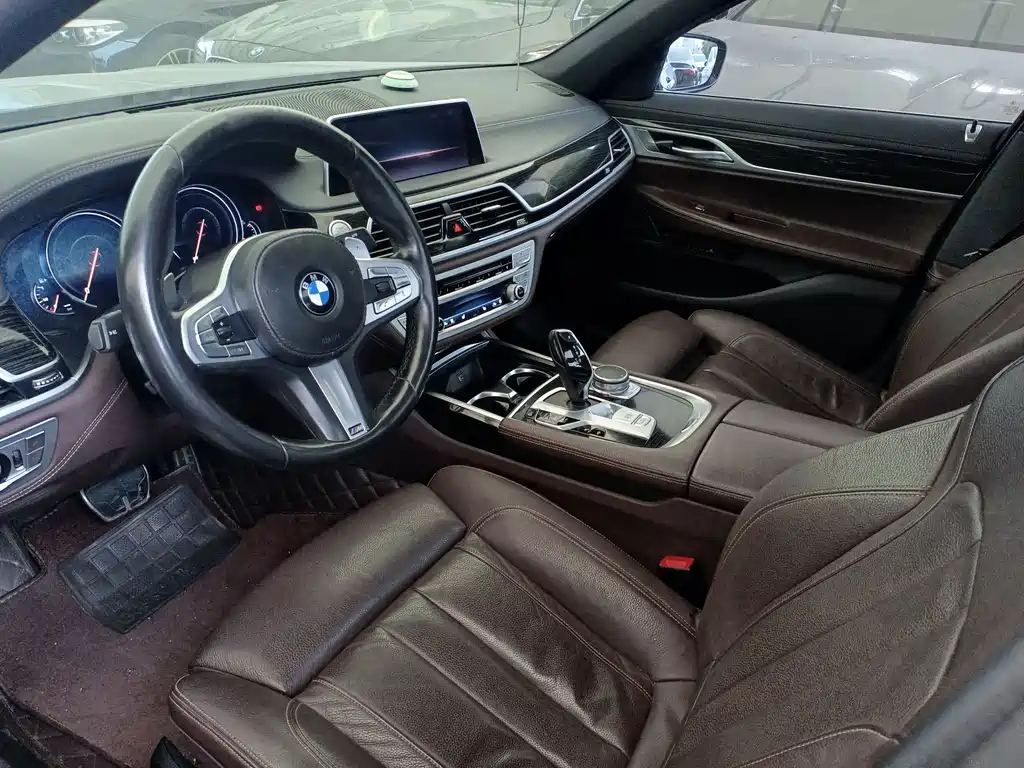 BMW 7 Series — фото 17