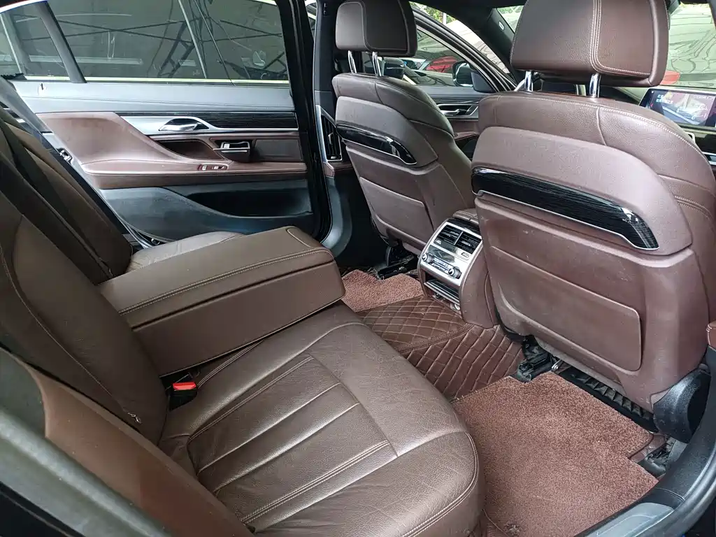 BMW 7 Series — фото 19