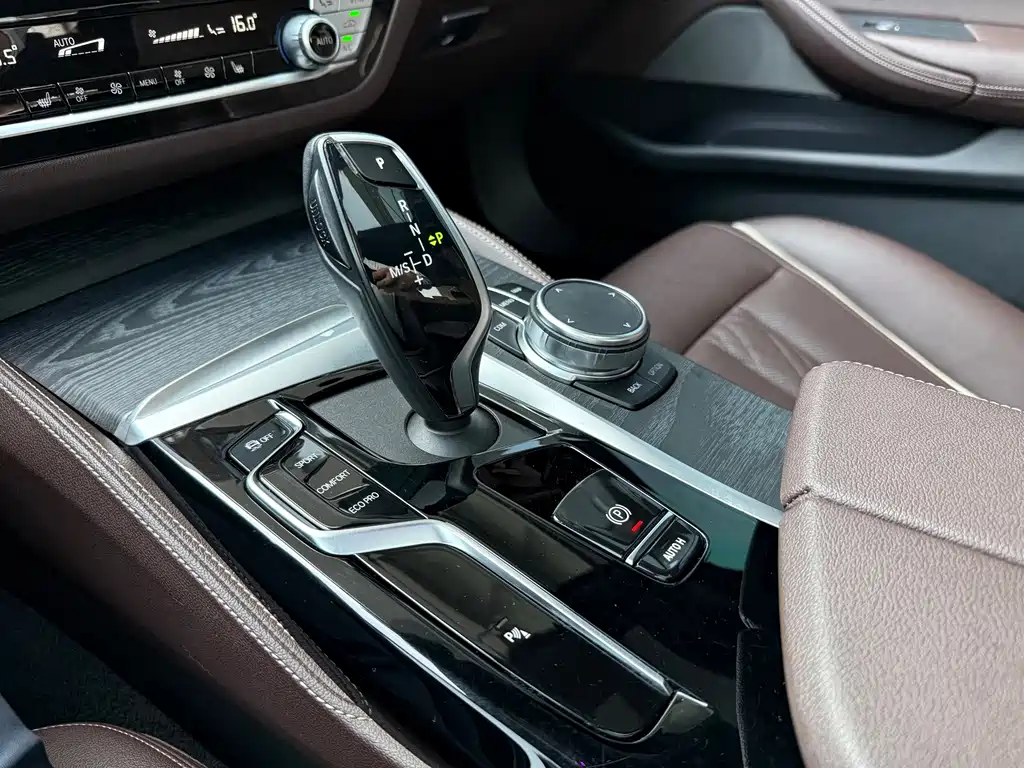 BMW 5 Series — фото 14