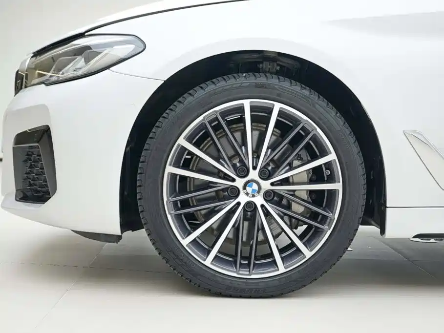 BMW 5 Series — фото 15