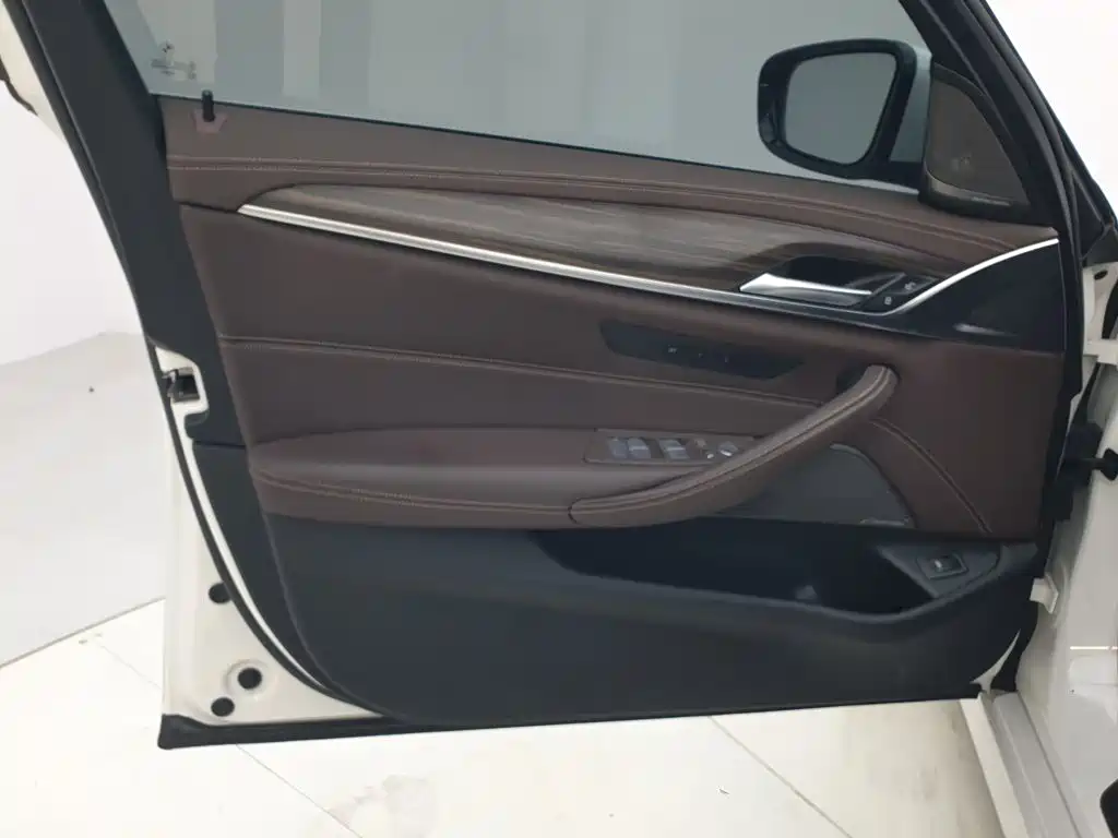 BMW 5 Series — фото 15