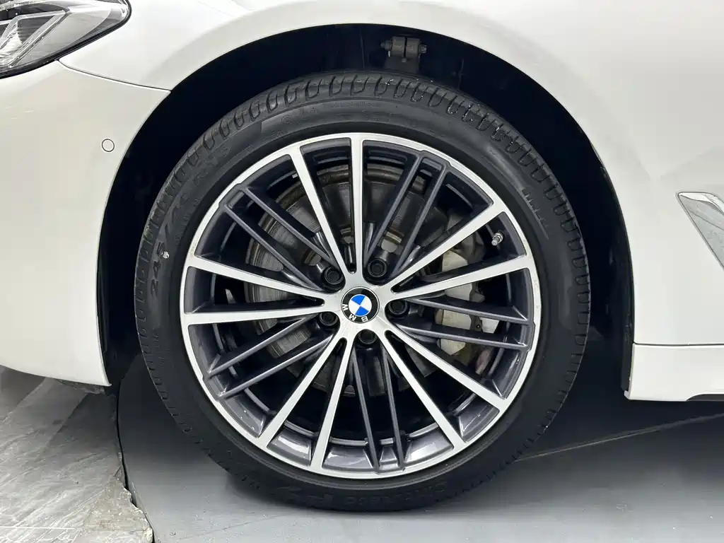 BMW 5 Series — фото 23