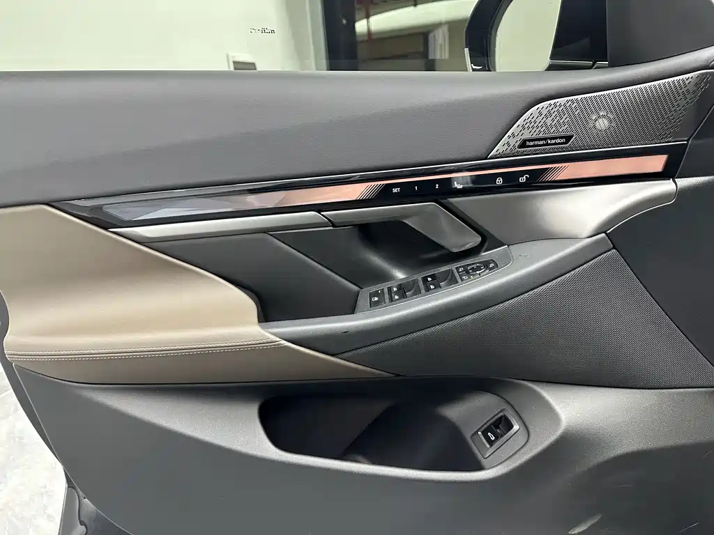 BMW 5 Series — фото 19