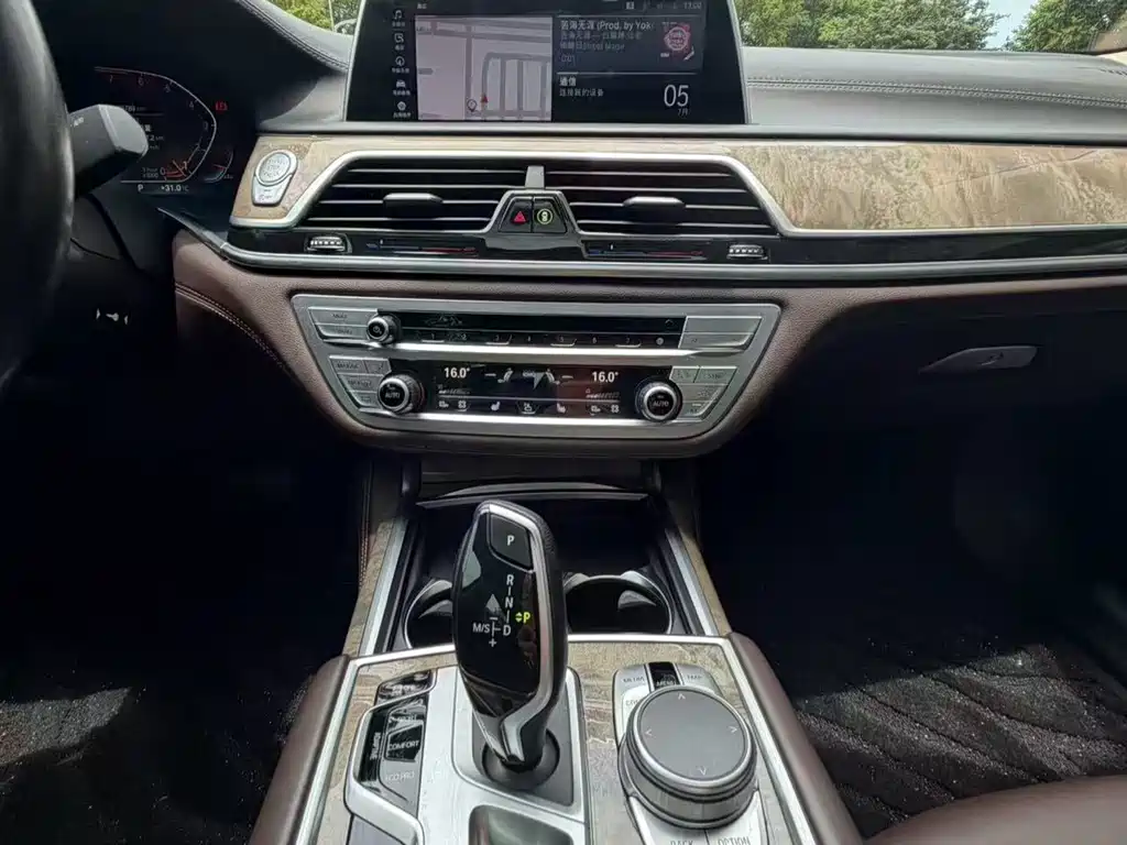 BMW 7 Series — фото 11