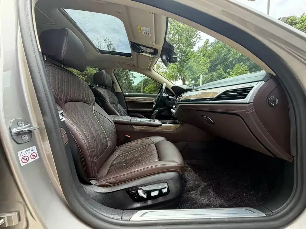BMW 7 Series — фото 13
