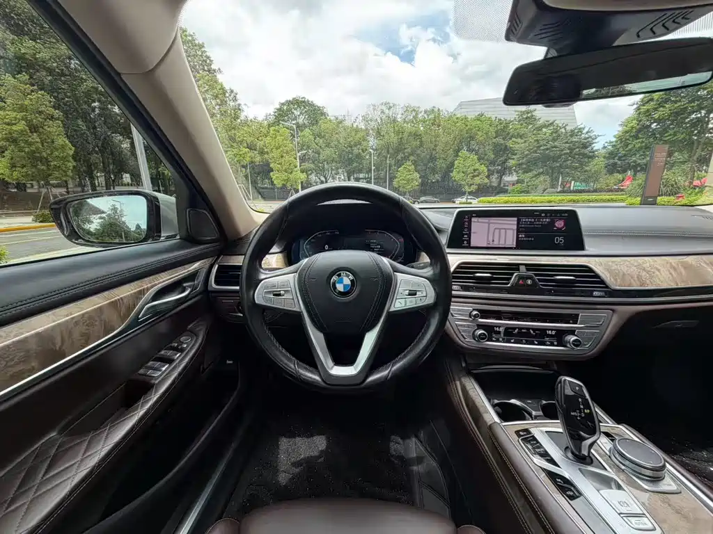 BMW 7 Series — фото 10