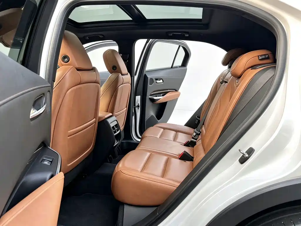 Cadillac XT4 — фото 8