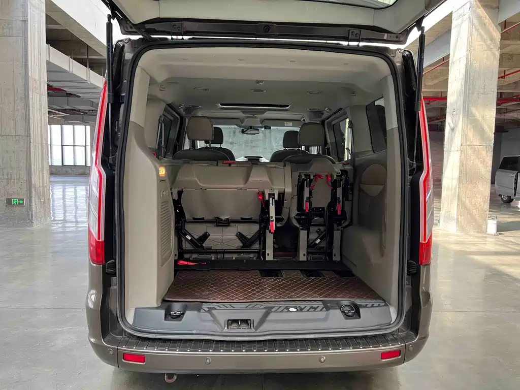 Ford Tourneo — фото 7