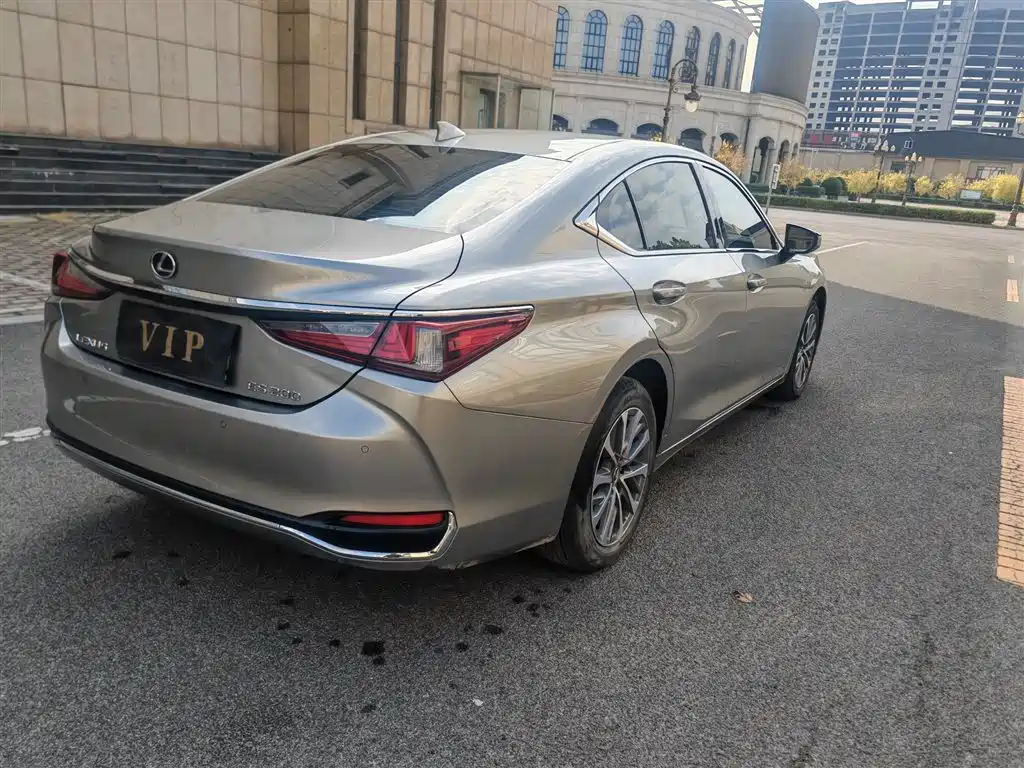 Lexus ES — фото 17