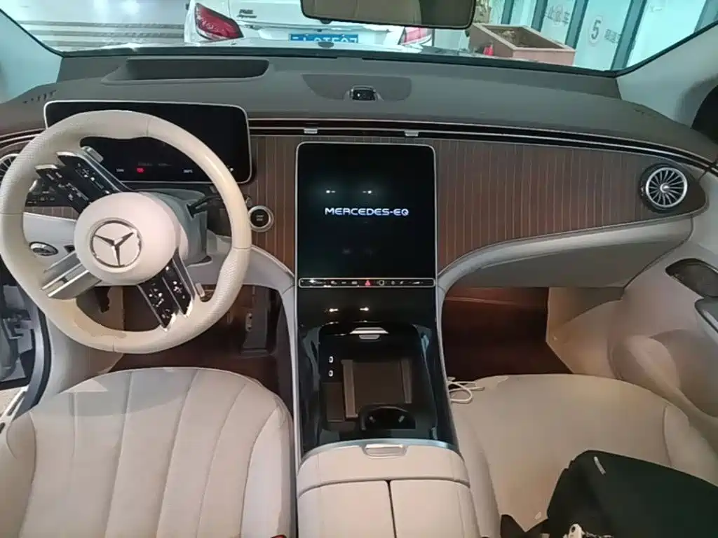Mercedes-Benz EQE SUV — фото 9