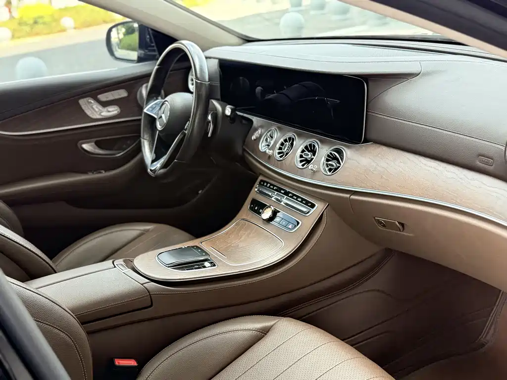 Mercedes-Benz E-Class — фото 11