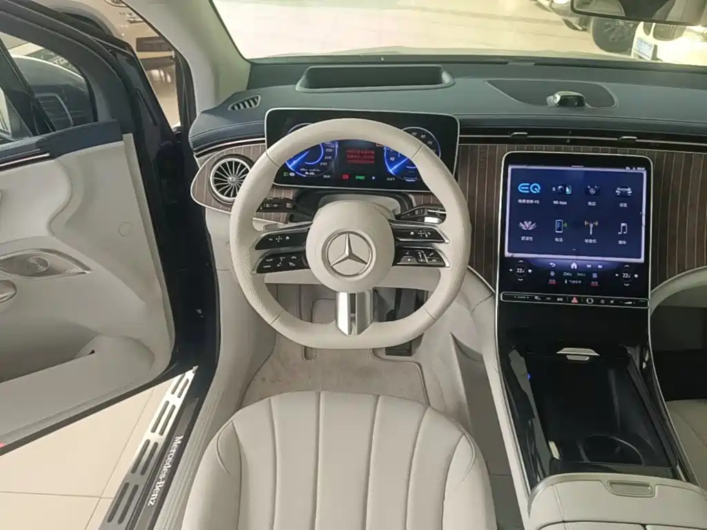 Mercedes-Benz EQE SUV — фото 10