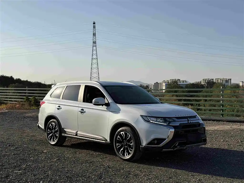 Mitsubishi Outlander — фото 3