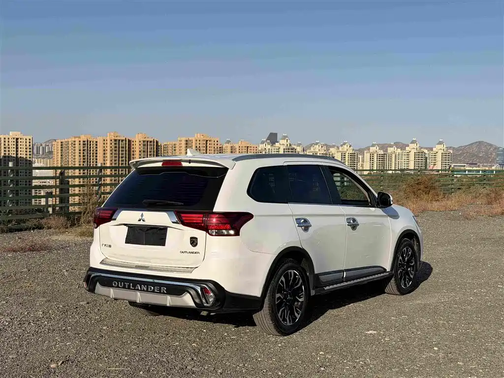 Mitsubishi Outlander — фото 4