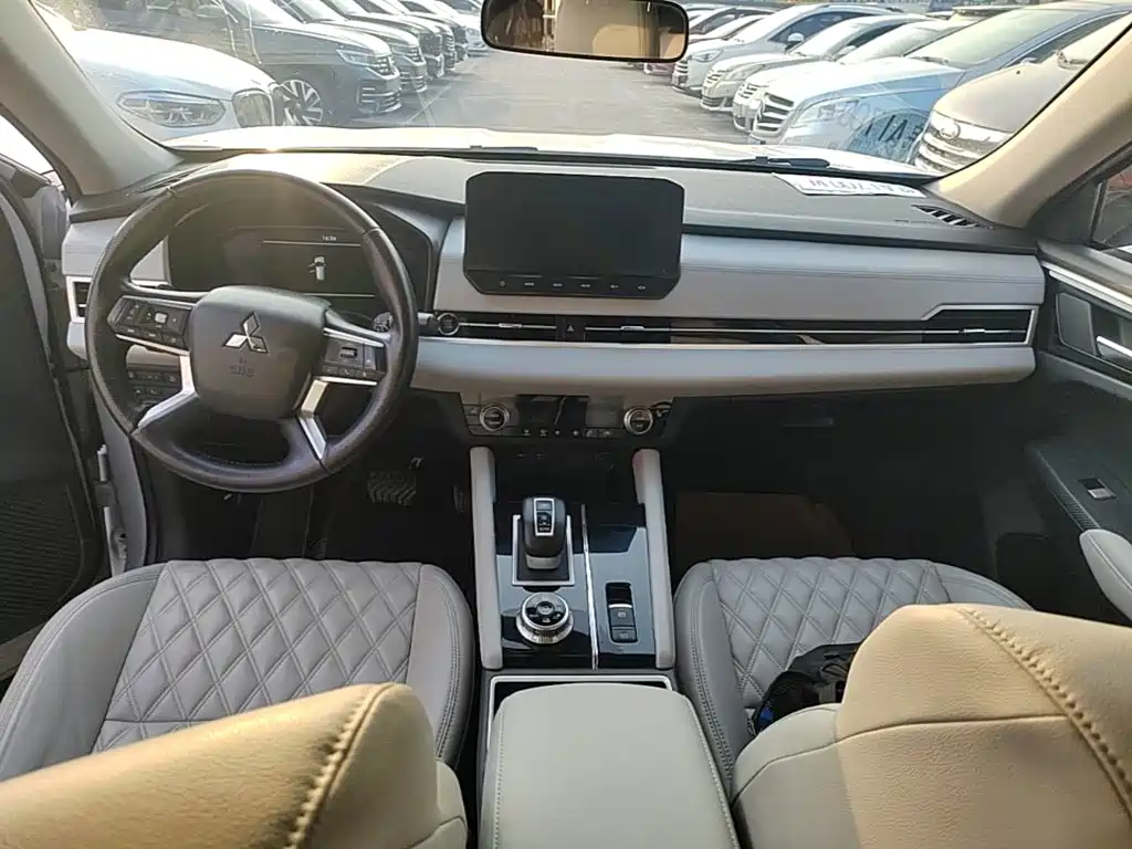 Mitsubishi Outlander — фото 9