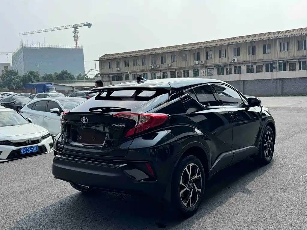 Toyota C-HR — фото 9