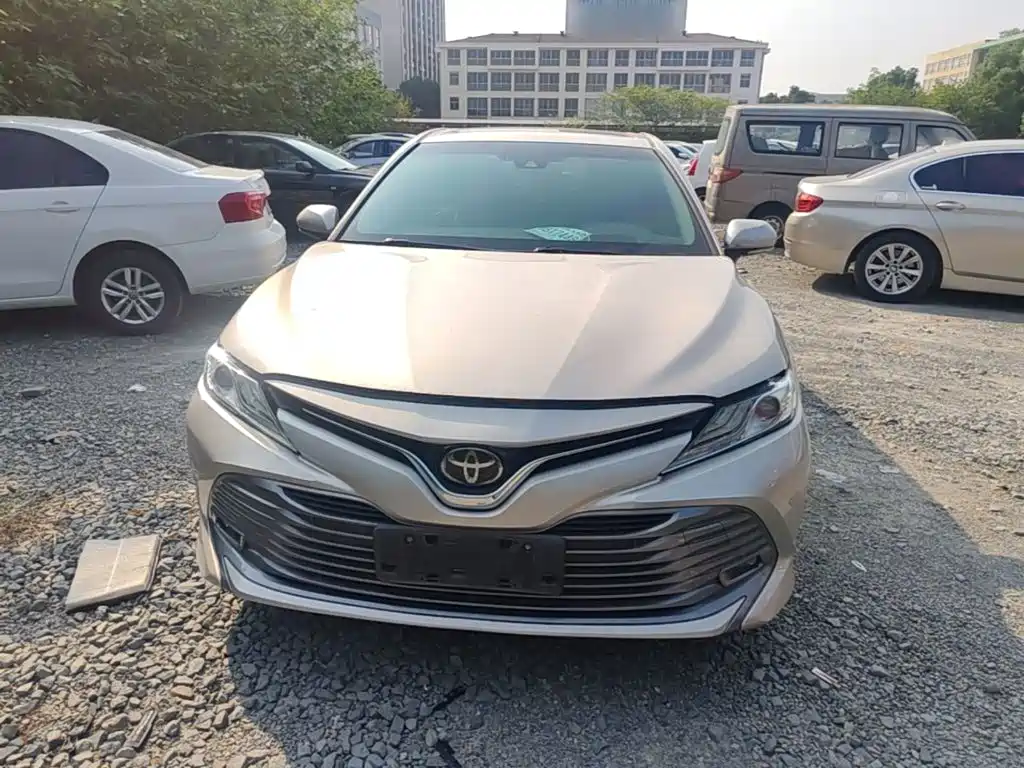 Toyota Camry — фото 2